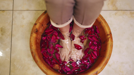 女生木桶洗脚泡脚足浴养生实拍