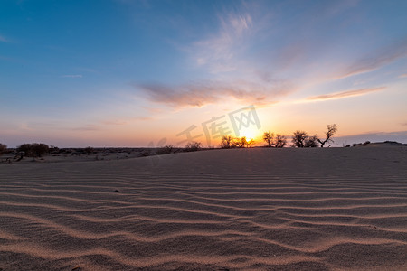沙漠日落时分日落沙漠室外旅游摄影图配图