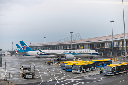 大气名片摄影照片_机场夕阳大兴机场机场飞机摄影图配图