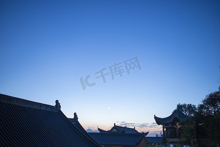 夜晚星星摄影照片_夜晚寺庙夜晚寺庙山里无摄影图配图