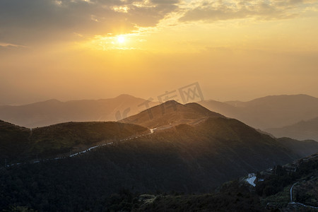 夕阳下山峰下午山峰山顶无摄影图配图