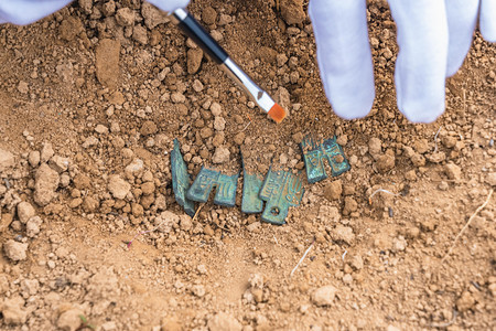 考古白天文物刷子户外挖文物摄影图配图