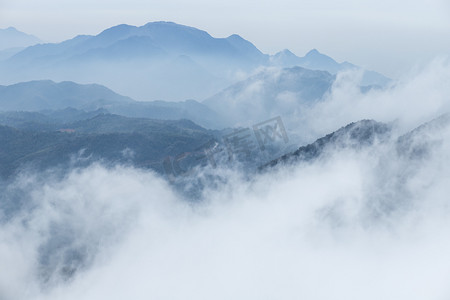 云雾大山摄影照片_山峰云雾下午山峰山顶无摄影图配图