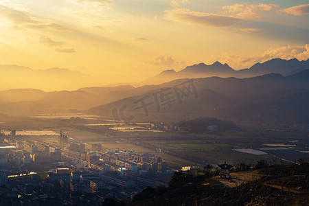 山顶云雾摄影照片_夕阳下的农村夕阳村庄农村无摄影图配图