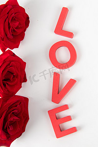 高清背景图红色摄影照片_情人节白天玫瑰花室内爱情摄影图配图