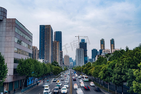 车流慢门摄影照片_武汉城市交通晴天交通青年路俯拍摄影图配图
