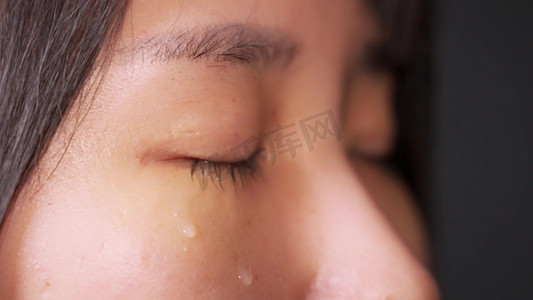 流泪摄影照片_女生眼部眼睛流泪特写