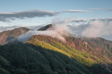 山上的云雾下午山峰山上无摄影图配图