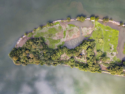 江中的明月倒影摄影照片_航拍江中小岛植物风景摄影图配图