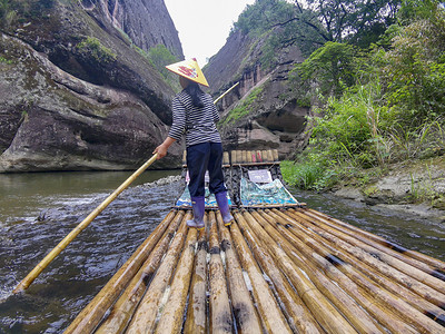 竹筏漂流峡谷划船风景摄影图配图