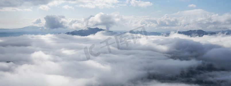 宜兴大山摄影照片_山峰云海下午云海山顶无摄影图配图