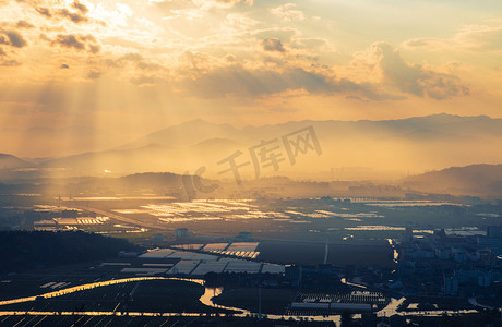 山顶云雾摄影照片_乡村夕阳夕阳乡村农村无摄影图配图