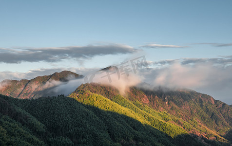 山顶山脉摄影照片_云雾缭绕的山峰下午山峰山顶无摄影图配图