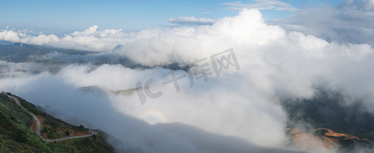 缭绕云雾摄影照片_山上云雾缭绕下午云海山顶无摄影图配图