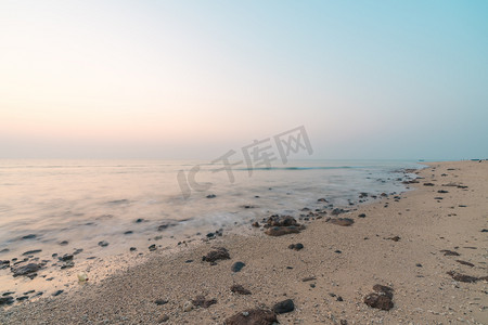 海滩日出海边沙滩摄影图配图