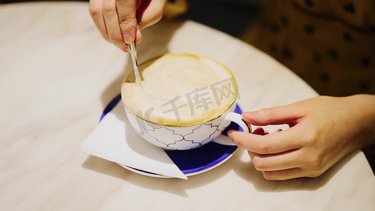 女生搅拌咖啡手部动作实拍