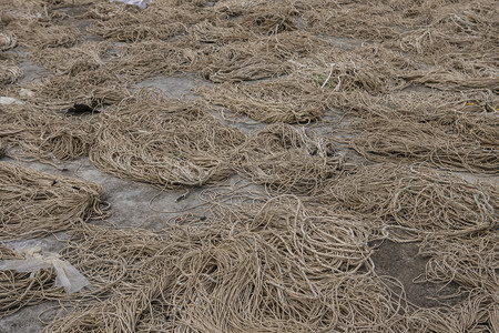 地上的绳子下午绳子农村无摄影图配图