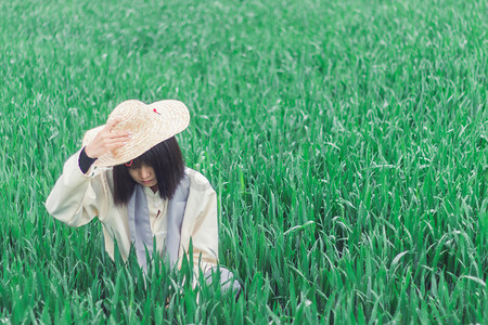 麦田早上农民人物户外戴草帽摄影图配图