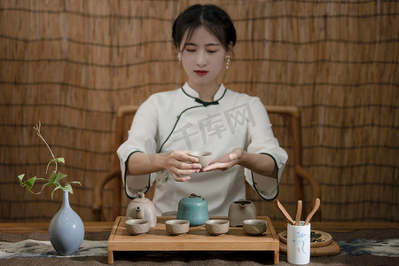茶艺傍晚女性在茶室递茶摄影图配图