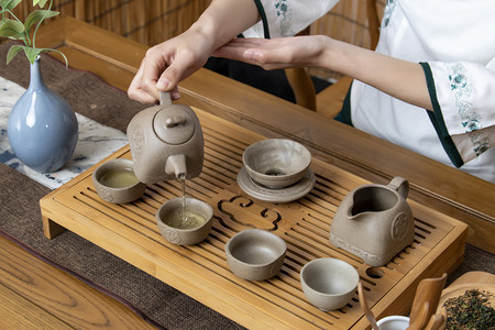 一个人摄影照片_茶文化白天女性在茶室泡茶摄影图配图