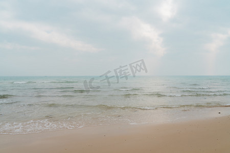 沙滩海滩海面云层沙粒摄影图配图