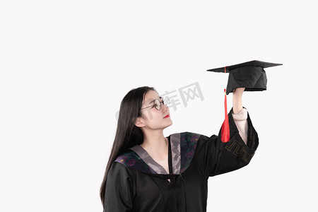 博士帽学士帽摄影照片_学士服人像白天女生室内博士帽摄影图配图