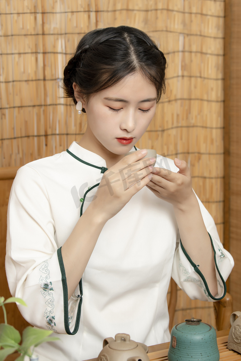 茶艺白天女性在茶室品茶摄影图配图高清摄影大图 千库网
