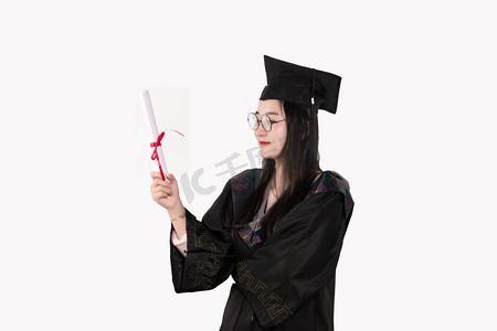 毕业季博士帽摄影照片_学士服上午女学生学校手拿毕业证摄影图配图