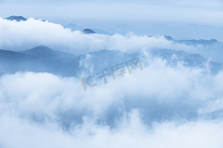 云雾大山摄影照片_山上的云海下午云海山上无摄影图配图