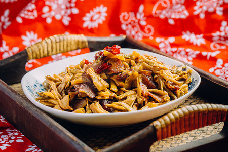 客家酸菜摄影照片_豆角酸菜爆炒回锅肉春季中式美食中餐烹饪美食摄影摄影图配图