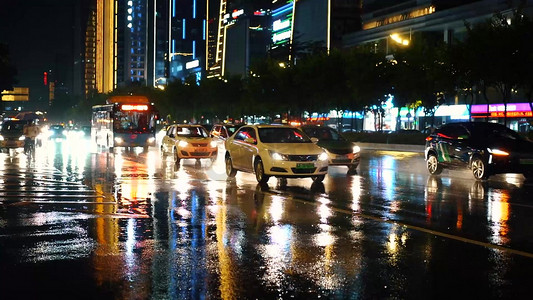 雨中穿梭的车流