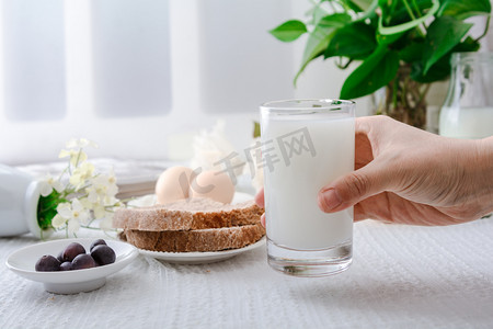 酸奶夹心麻花摄影照片_美食白天牛奶窗户前摆放摄影图配图