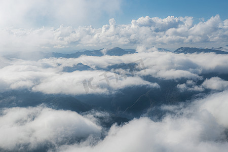 缭绕云雾摄影照片_山里的云海下午云海山上无摄影图配图