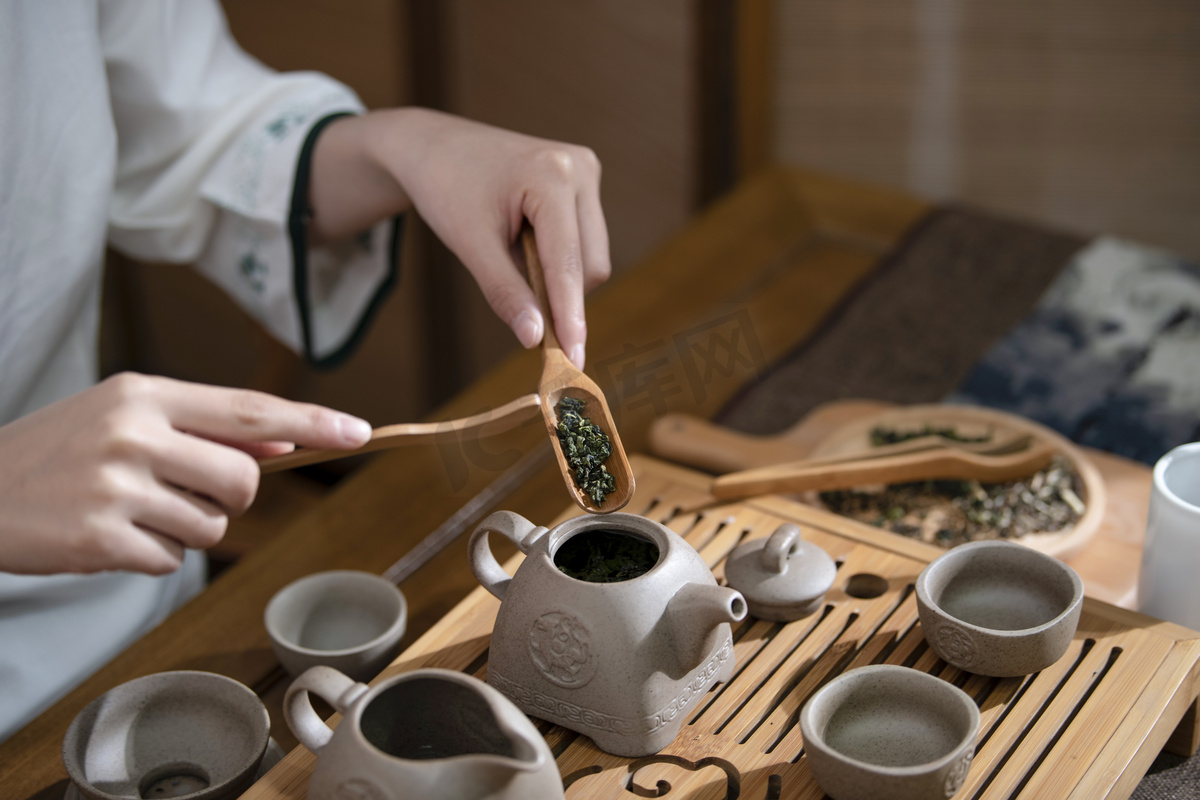茶道傍晚女性在茶室泡茶摄影图配图高清摄影大图 千库网