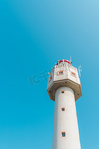 海边夏日摄影照片_灯塔蓝天建筑天空晴朗摄影图配图