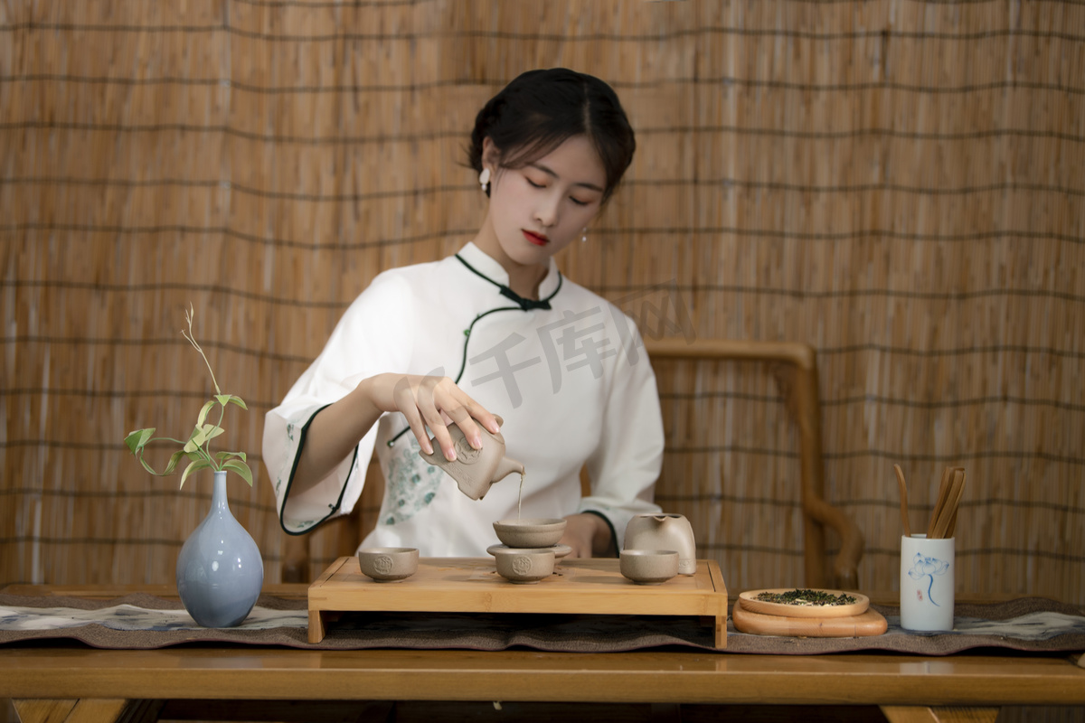 茶文化傍晚女性在茶室倒茶摄影图配图高清摄影大图 千库网