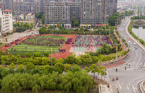 航拍学校操场学生出操摄影图配图