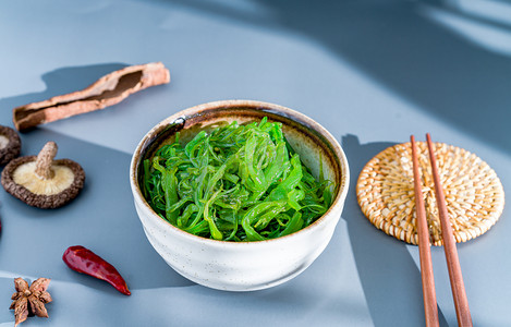 食三伏天摄影照片_夏天美食午后裙带菜室内静物摆拍摄影图配图