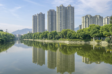 楼房摄影照片_城市楼房倒影下午楼房城市无摄影图配图