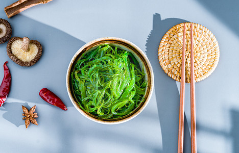 午后的松花江摄影照片_夏天美食午后海藻沙拉室内静物摆拍摄影图配图