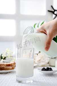 桃酥饼干详情页摄影照片_美食白天牛奶窗户前倒牛奶摄影图配图