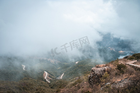 山顶山脉摄影照片_山上的云雾缭绕下午云雾山上无摄影图配图