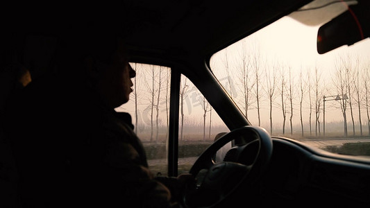 汽车车辆金融保险保障摄影照片_实拍汽车驾驶位背影