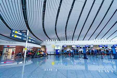 安检摄影照片_机场白天办理登记的人机场内托运值机摄影图配图