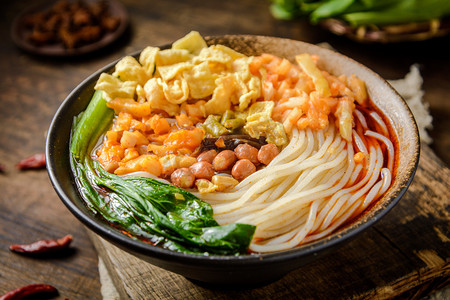 古风秋雨摄影照片_美食白天螺蛳粉瓷碗里摆放摄影图配图