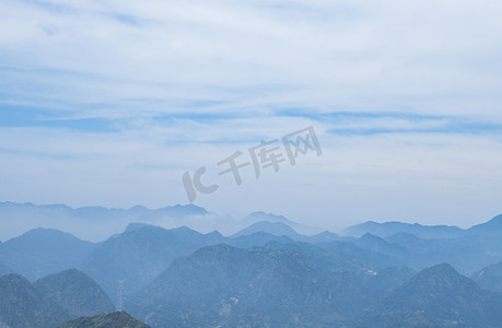 山顶的云海摄影照片_美丽的山峰下午山峰山顶无摄影图配图