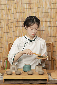 茶艺白天女性在茶室煎茶摄影图配图
