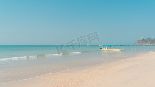 夏日海边风景摄影照片_海滩海岸浪花海水沙滩摄影图配图