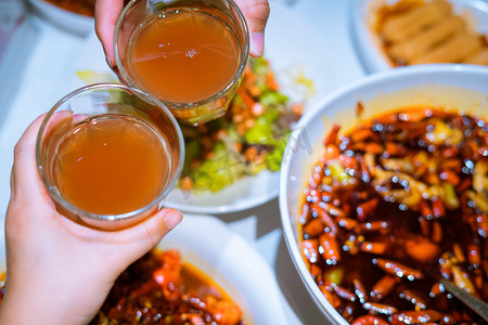 餐饮晚上吃饭交友的年轻人餐桌碰杯摄影图配图