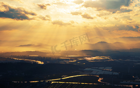 农村田野卡通背景摄影照片_夕阳下的乡村下午夕阳农村无摄影图配图